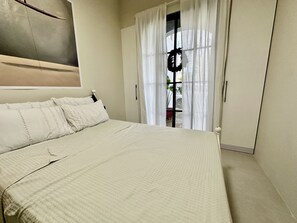 3 bedrooms, desk, bed sheets, wheelchair access