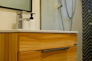 Douche, serviettes fournies, savon, papier toilette