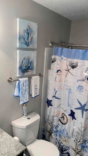 Combined shower/bathtub, towels