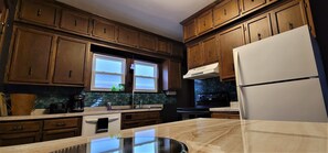 Réfrigérateur, four à micro-ondes, un four, surface de cuisson