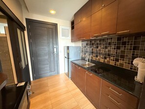 Suite estudio Confort, 1 cama de matrimonio | Cocina privada | Frigorífico, microondas, placa de cocina y tostadora