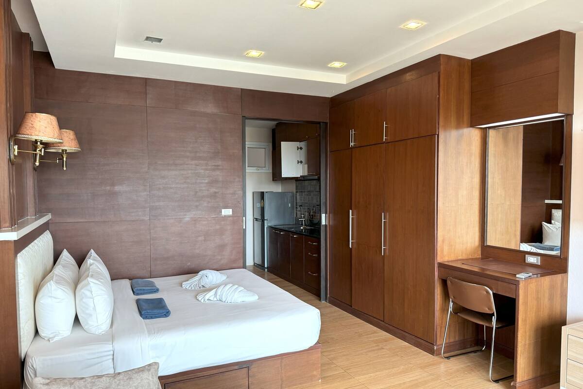 ห้องคอมฟอร์ทสตูดิโอสวีท, เตียงควีนไซส์ 1 เตียง | ตู้นิรภัยในห้องพัก, เตารีด/โต๊ะรีดผ้า, ห้องพักตกแต่งอย่างมีเอกลักษณ์