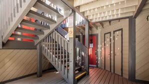 A staircase with metal railings leading to a wooden deck. - Midtown 1BR, Pool & Spa, Close to Shops 538 (Mammoth Lakes)