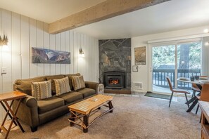 Smart TV, chimenea, reproductor de DVD, libros