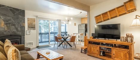 Smart-TV, Kamin, DVD-Player, Bücher