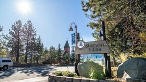 A sign for Sherwin Villas with a clear sky and a building in the background. - Midtown 1BR, Pool & Spa, Close to Shops 538 (Mammoth Lakes)