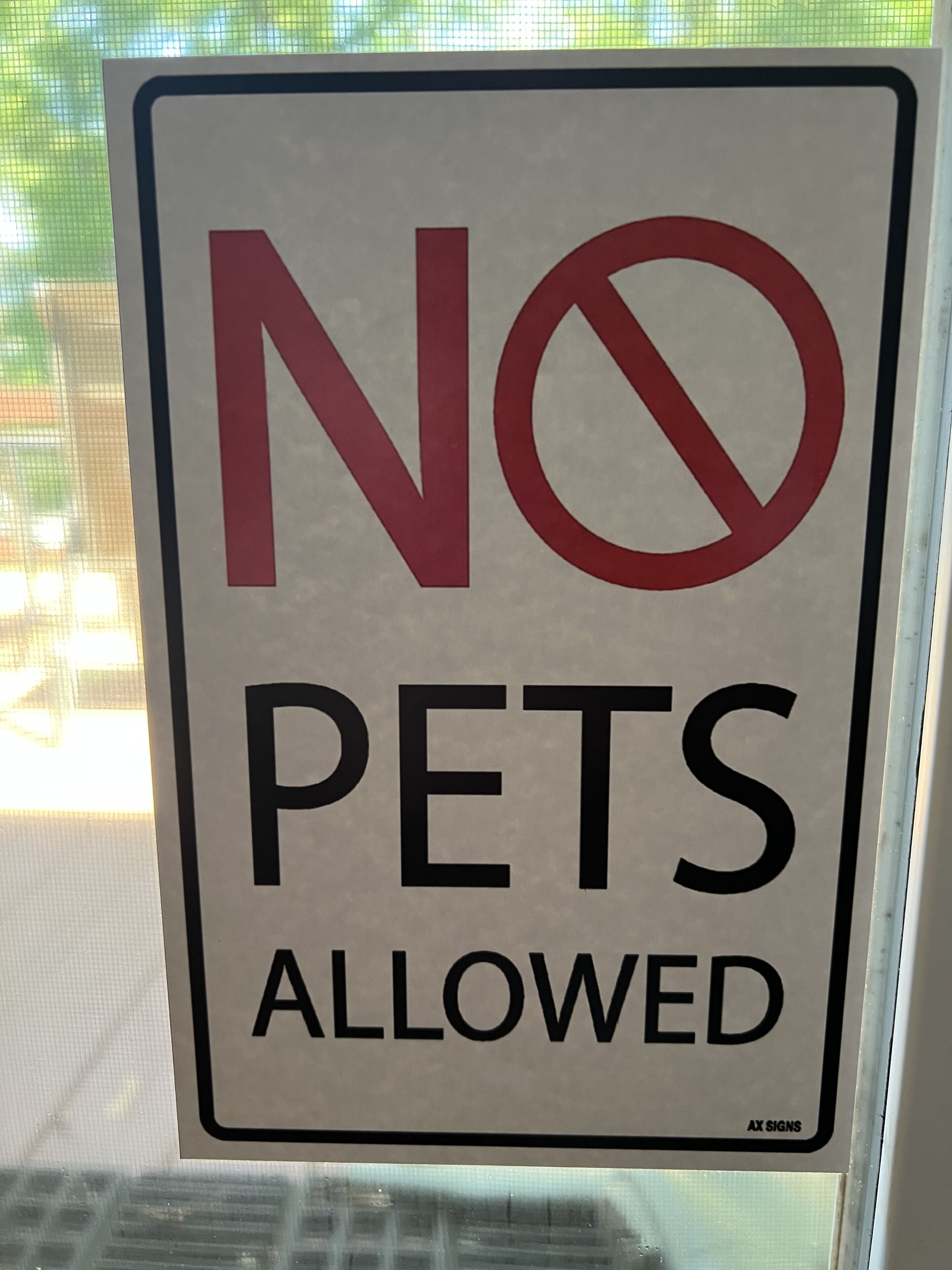 Un letrero con la inscripción 'NO SE PERMITEN MASCOTAS'.