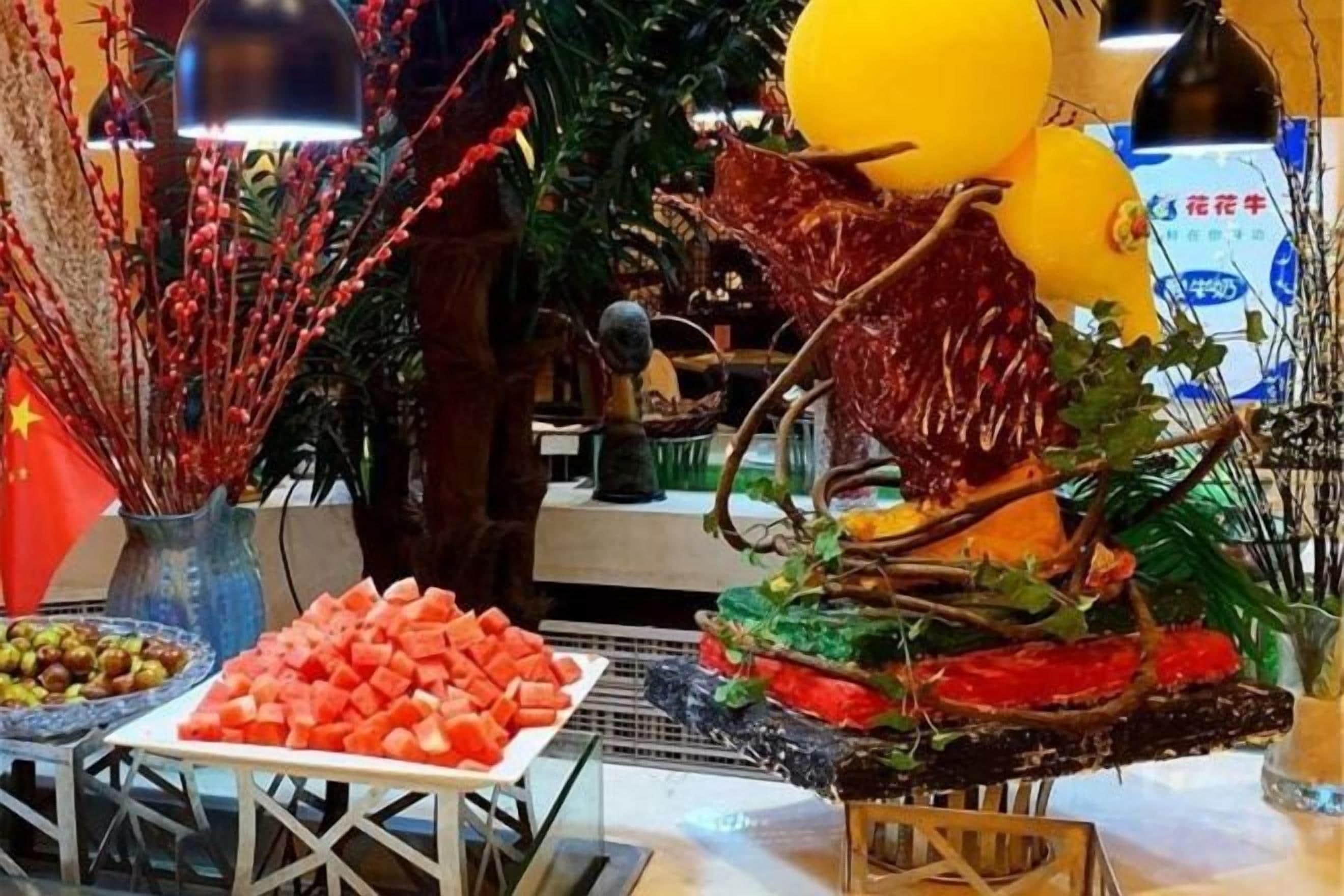 Un bufé con diversos alimentos y elementos decorativos.