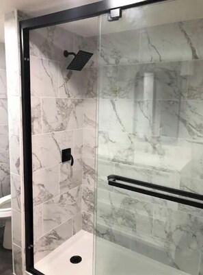 Douche, sèche-cheveux, serviettes fournies, savon