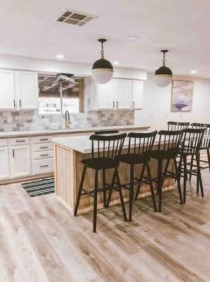 Fridge, microwave, oven, stovetop - HUGE private “cabin in desert” mansion with resort backyard gilbert (Gilbert)