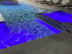 Piscine extérieure, piscine à débordement