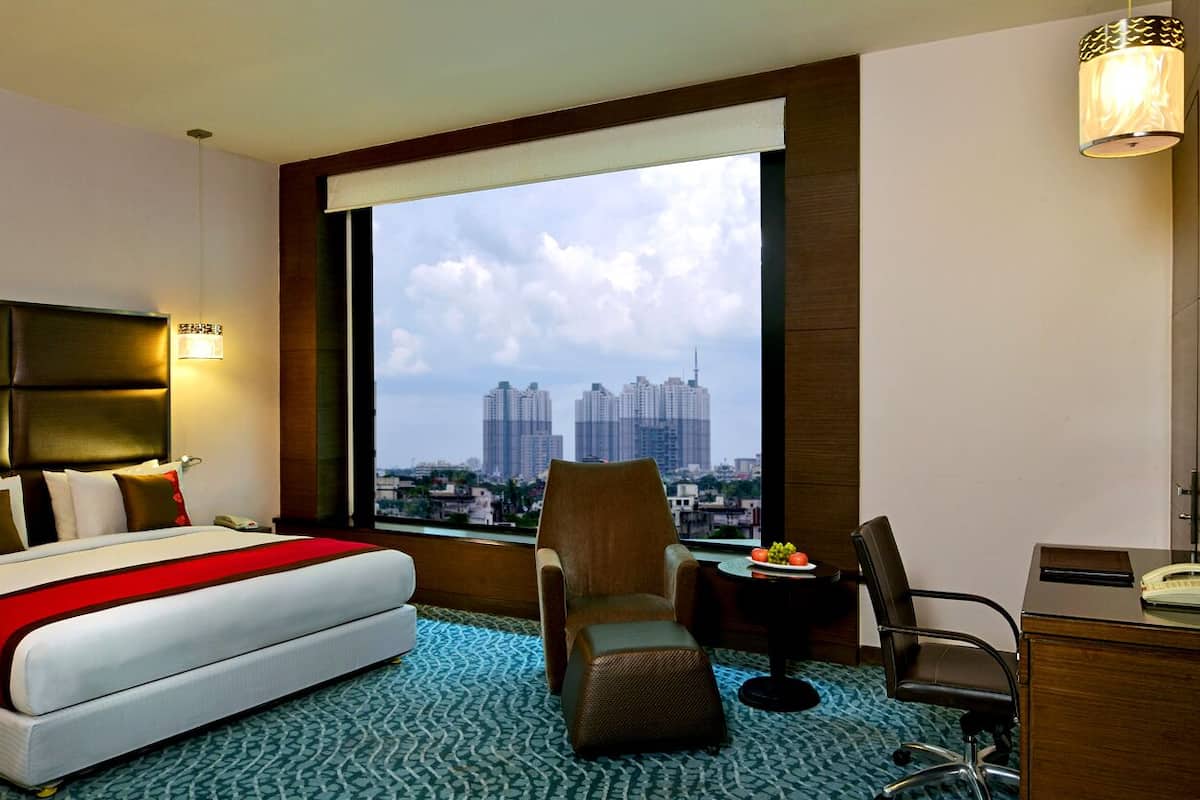 Junior Studio Suite, 1 King Bed, Bathtub, Corner | In-room safe, desk, laptop workspace, iron/ironing board