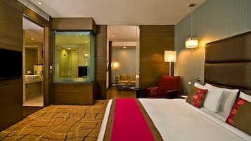 Executive Studio Suite, 1 King Bed, Bathtub, Corner | In-room safe, desk, laptop workspace, iron/ironing board