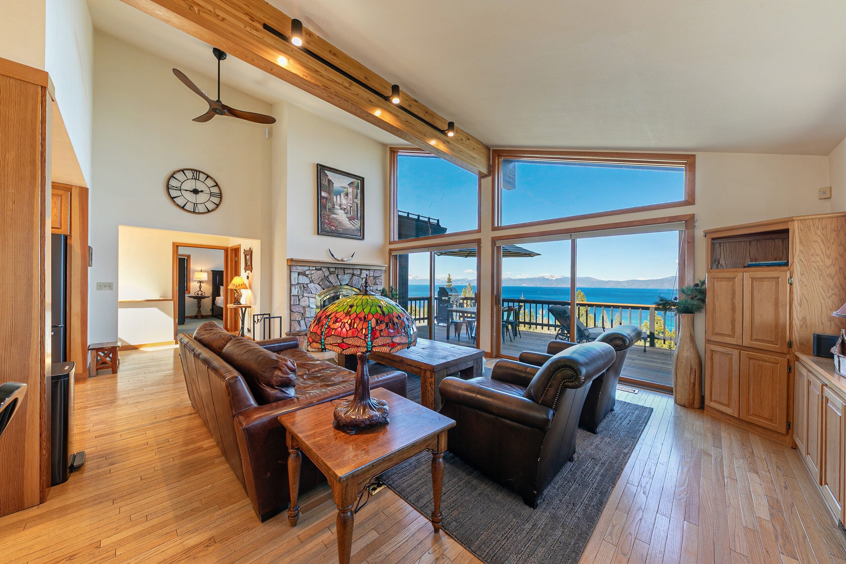 Flatskjerm-TV og peis