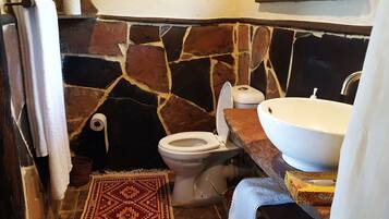 Cottage | Bathroom | Combined shower/tub, free toiletries, towels