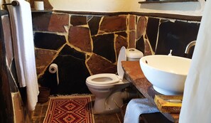 Cottage | Bathroom | Combined shower/tub, free toiletries, towels - Leopards Lair Cottages (Mtito Andei)