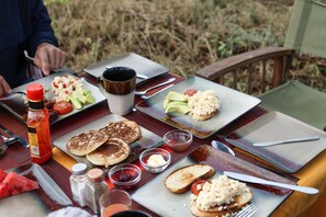 Free daily buffet breakfast - Leopards Lair Cottages (Mtito Andei)