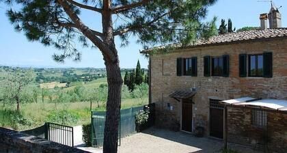 <br>Casa Cassiodoro A est une vieille ferme pittoresque, entouré de vignes et d'oliviers, pour six personnes. Casa Cassiodoro A est à environ 100 mÚtres carrés, et dispose d'une piscine commune, un jardin privé, de la climatisation et du chauffage.