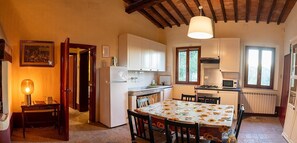 Frigorifero, forno, piano cottura, lavastoviglie