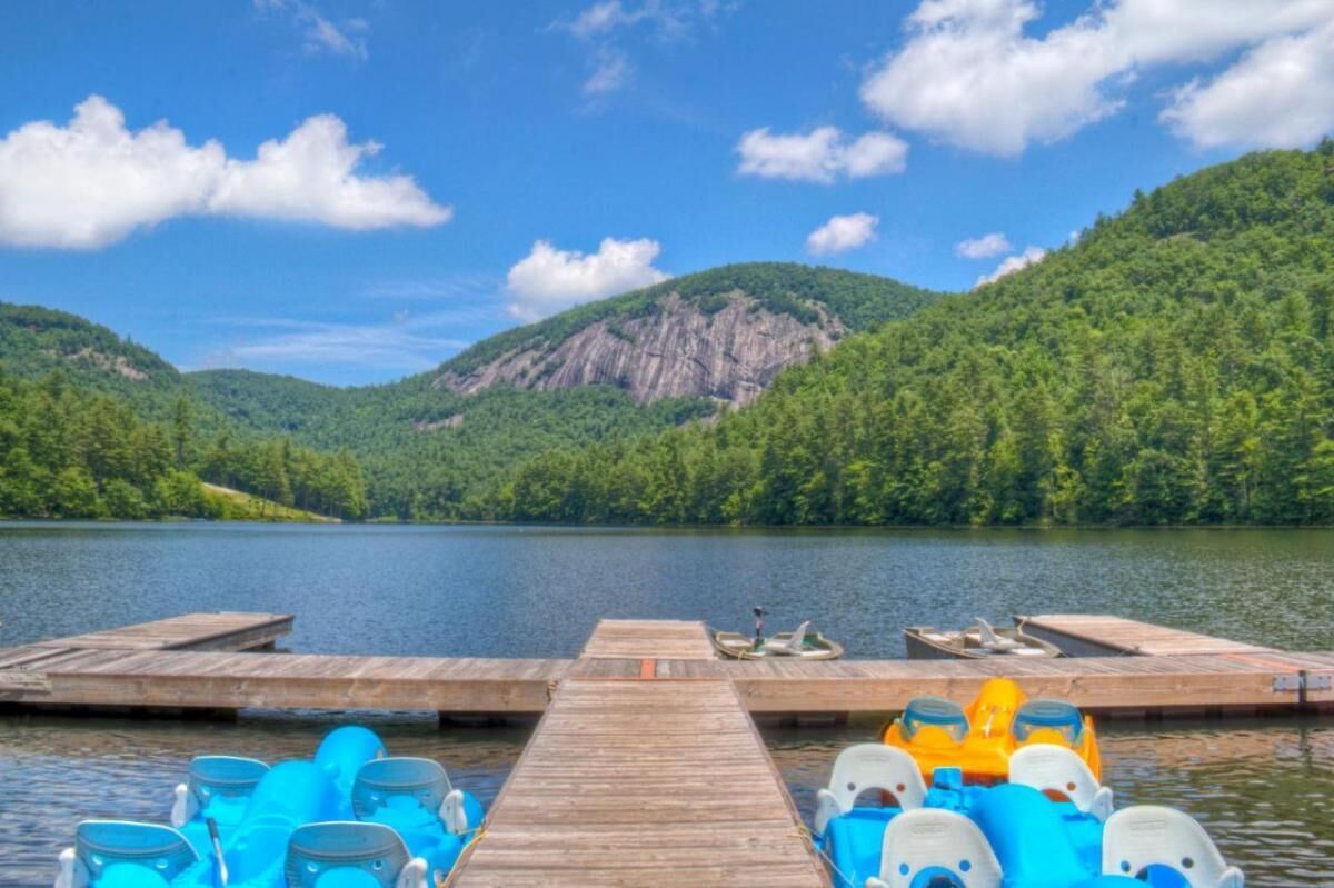 Close to Seasonal Ski Areas! Free Parking, 3 Pools, Jacuzzi and Sauna