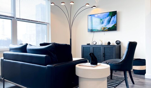 ★Black & White Themed| 1BD/1BA|Parking★