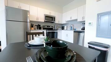 Jääkaappi, mikroaaltouuni, uuni, liesi