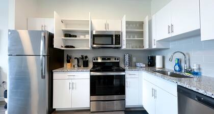★Black & White Themed| 1BD/1BA|Parking★