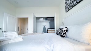 1 dormitorio, escritorio, tabla de planchar con plancha y cuna de viaje