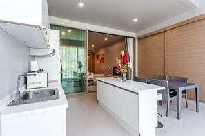 Appartement Confort, 1 grand lit, accès piscine | Cuisine privée | Réfrigérateur, micro-ondes, plaque de cuisson