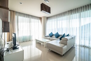 Appartement Panoramique, 2 chambres, vue mer | Coin séjour | Télévision à écran plat de 34 pouces avec chaînes par câble, télévision