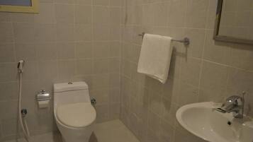 Dutxa, capçal de dutxa tipus cascada, sabatilles i bidet