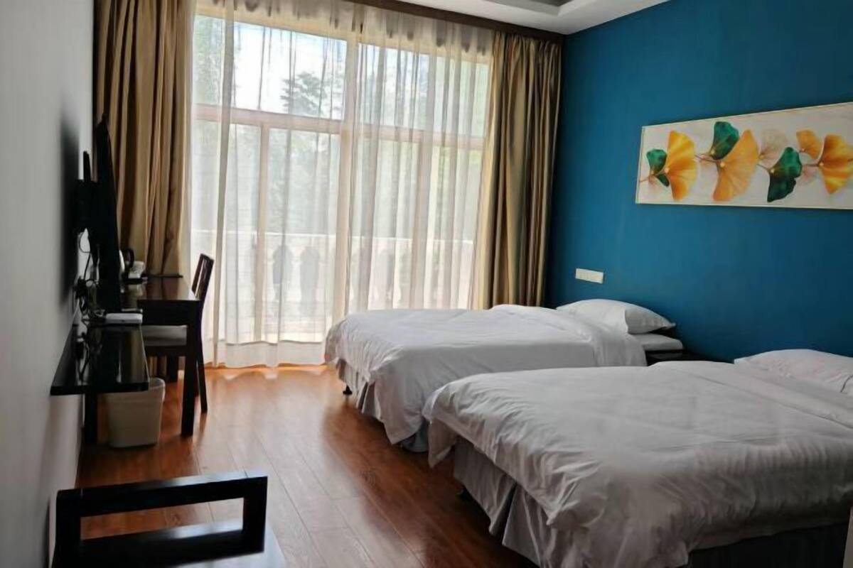 Ropa de cama de alta calidad, escritorio y cortinas blackout