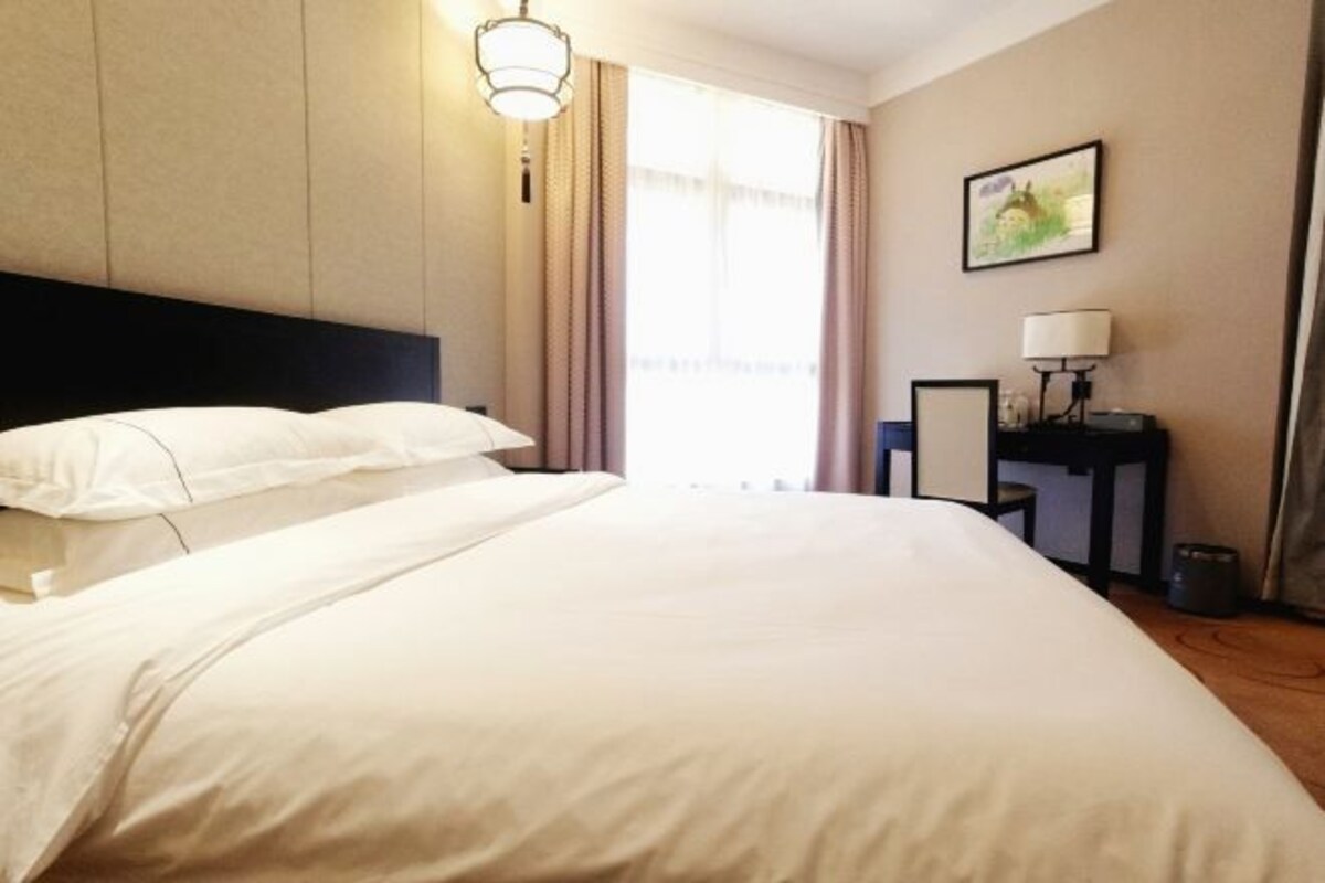 เครื่องนอนระดับพรีเมียม, โต๊ะทำงาน, ผ้าม่านกันแสง, Wi-Fi ฟรี