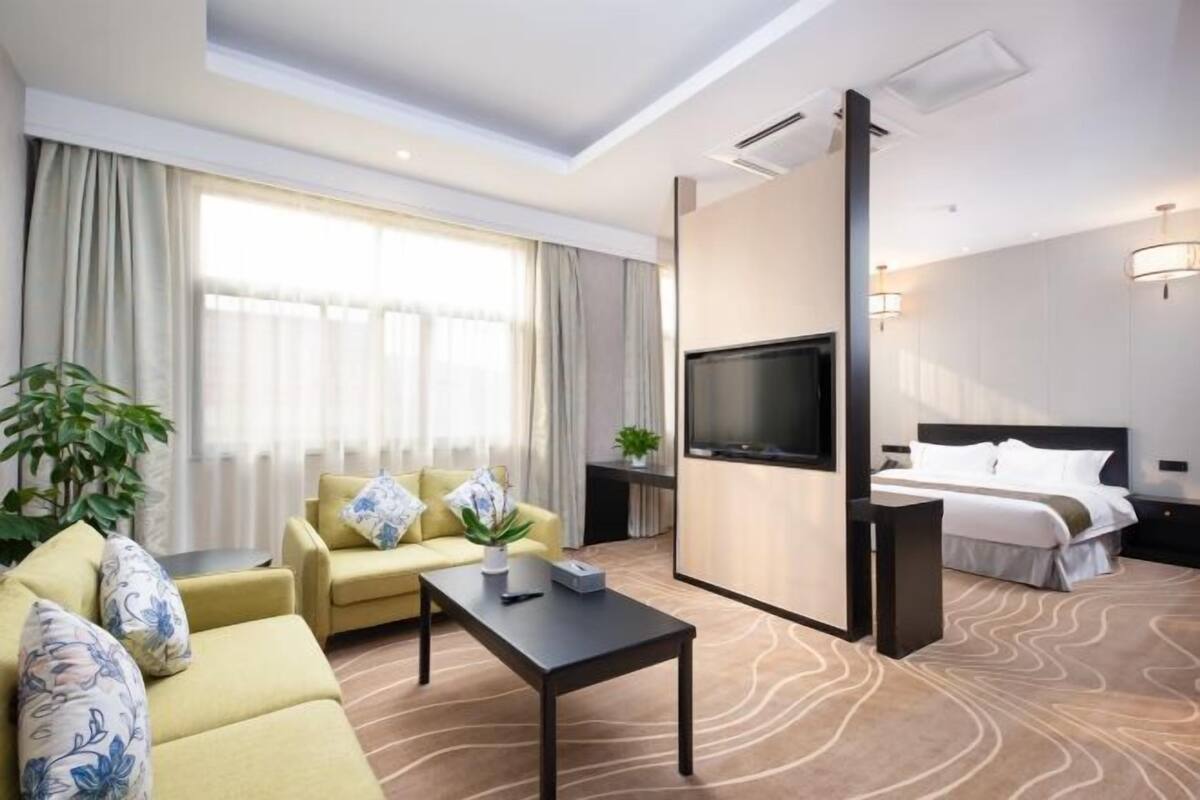 Premium bedding, desk, blackout curtains, free WiFi