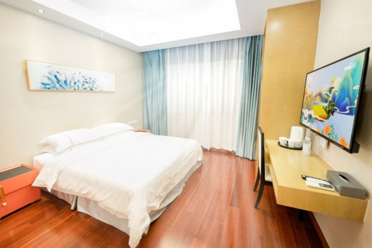 เครื่องนอนระดับพรีเมียม, โต๊ะทำงาน, ผ้าม่านกันแสง, Wi-Fi ฟรี