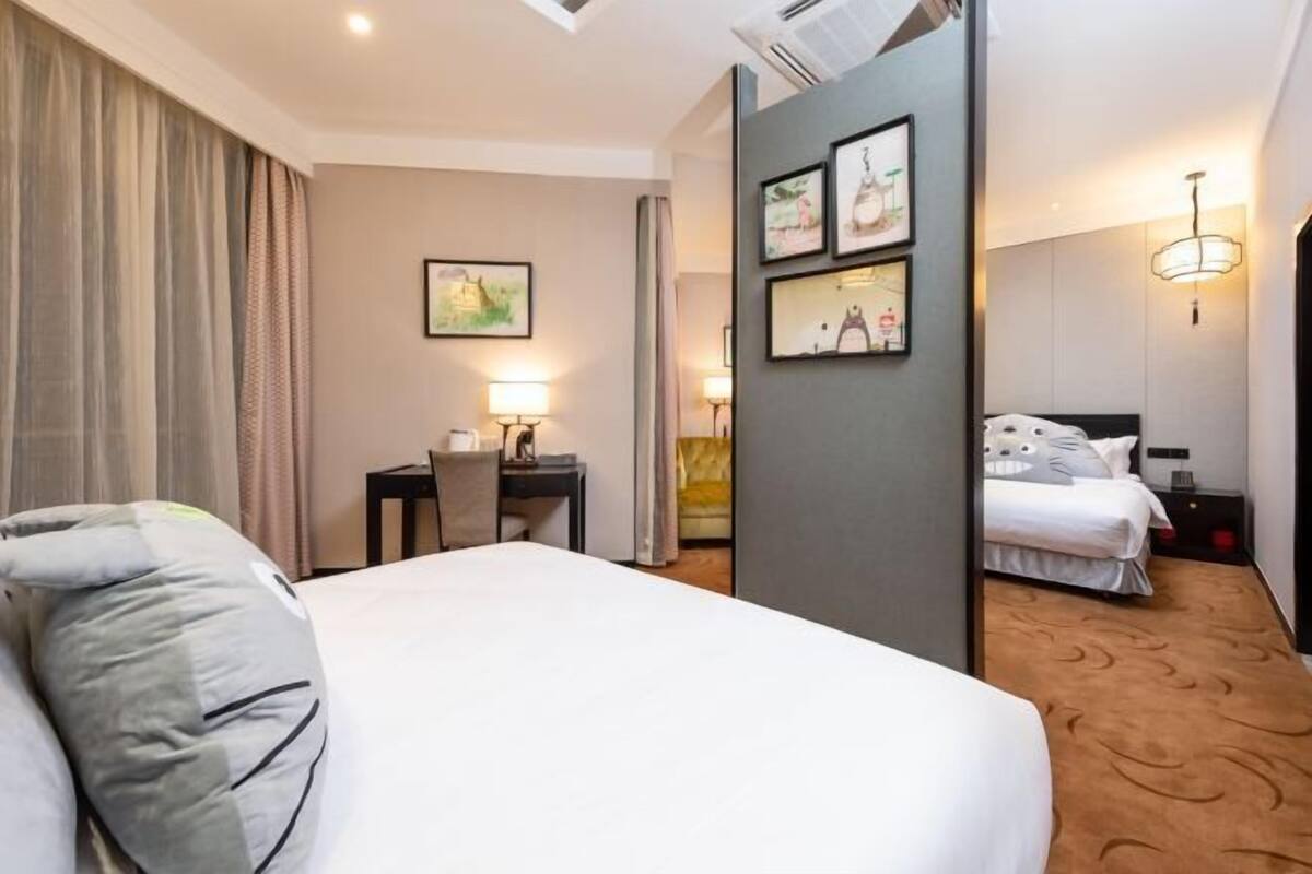 Premium bedding, desk, blackout curtains, free WiFi