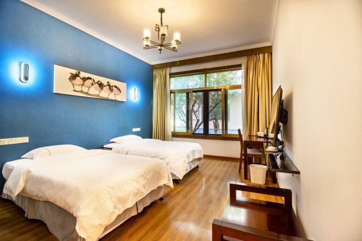 Premium bedding, desk, blackout curtains, free WiFi