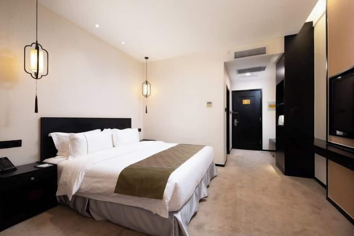 Premium bedding, desk, blackout curtains, free WiFi