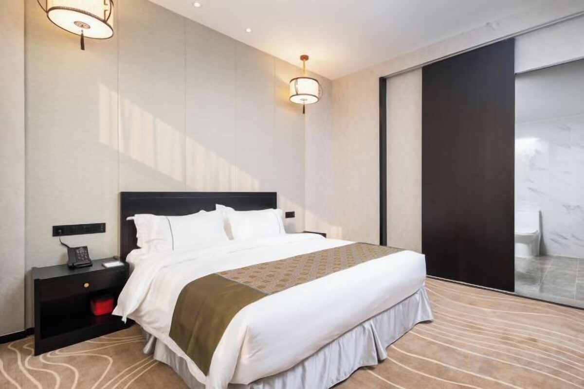 Premium bedding, desk, blackout curtains, free WiFi