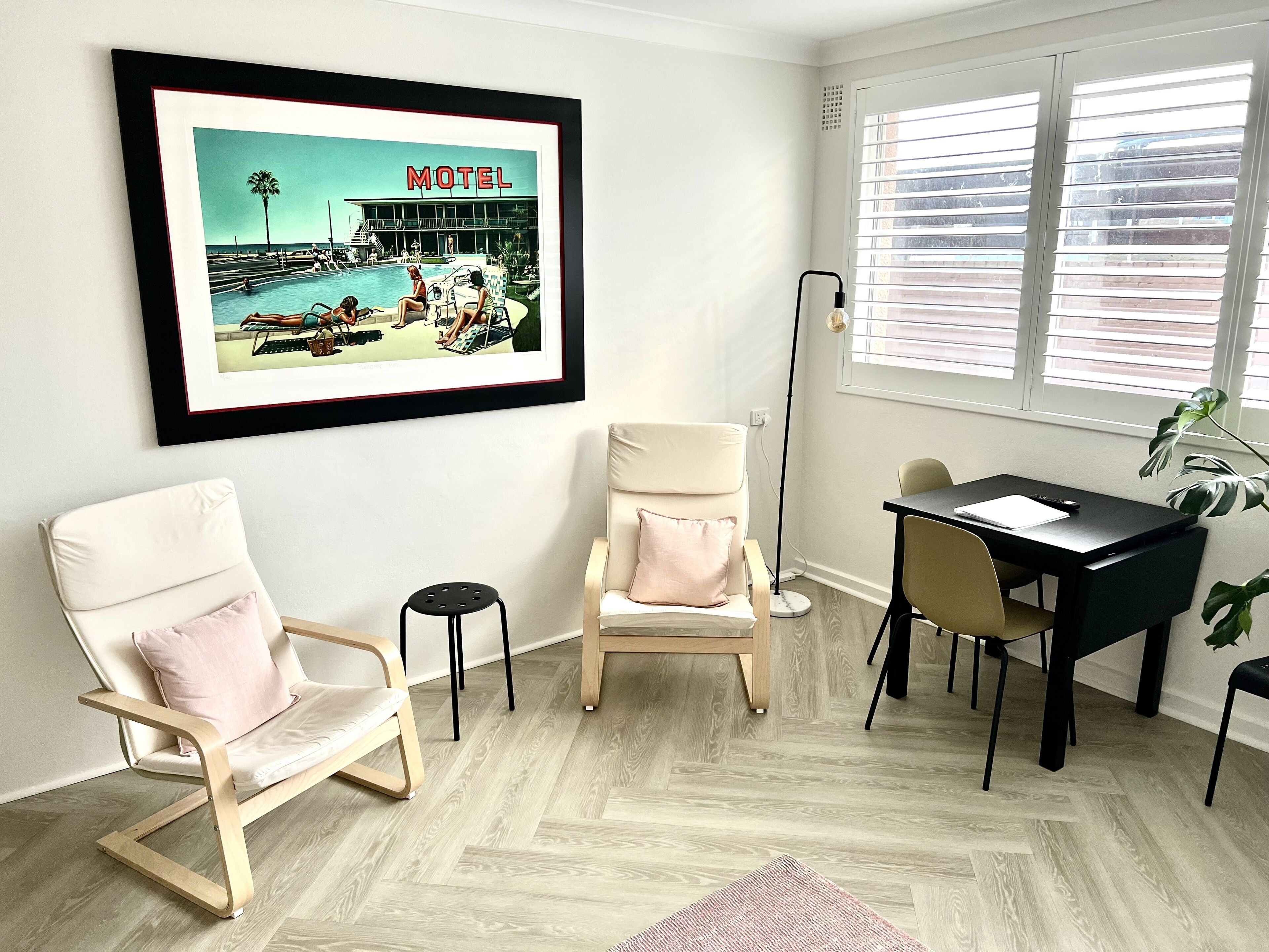 Big studio + parking in the heart of Potts Point