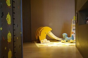 A children's play area with a slide and a toy horse. - Arcadia Hotel (Jiangyin)