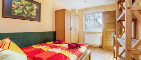 2 slaapkamers, een bureau, reisbedje, wifi