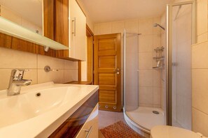 Ducha, secador de pelo y toallas