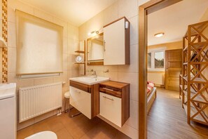 Ducha, secador de pelo y toallas