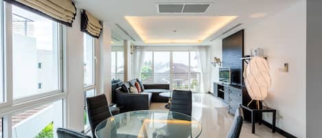 Family Apartment, 2 Bedrooms | Dining room