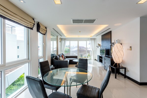 Family Apartment, 2 Bedrooms | Dining room