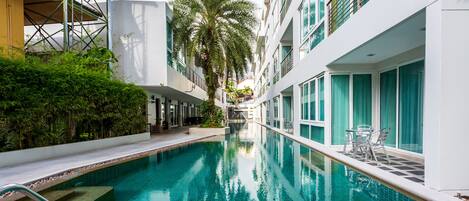 Una piscina al aire libre