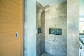 Deluxe villa, 3 slaapkamers, privézwembad | Badkamer | Een diep bad, een regendouche, gratis toiletartikelen, een haardroger