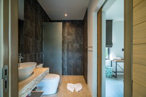 Deluxe-huvila, 3 makuuhuonetta, yksityinen uima-allas | Kylpyhuone | Syvä kylpyamme, sadesuihkupää, ilmaiset hygieniatuotteet