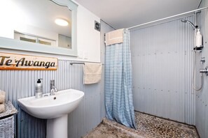 Shower, hair dryer, towels, soap - Pointbreak Studio (Te Awanga)